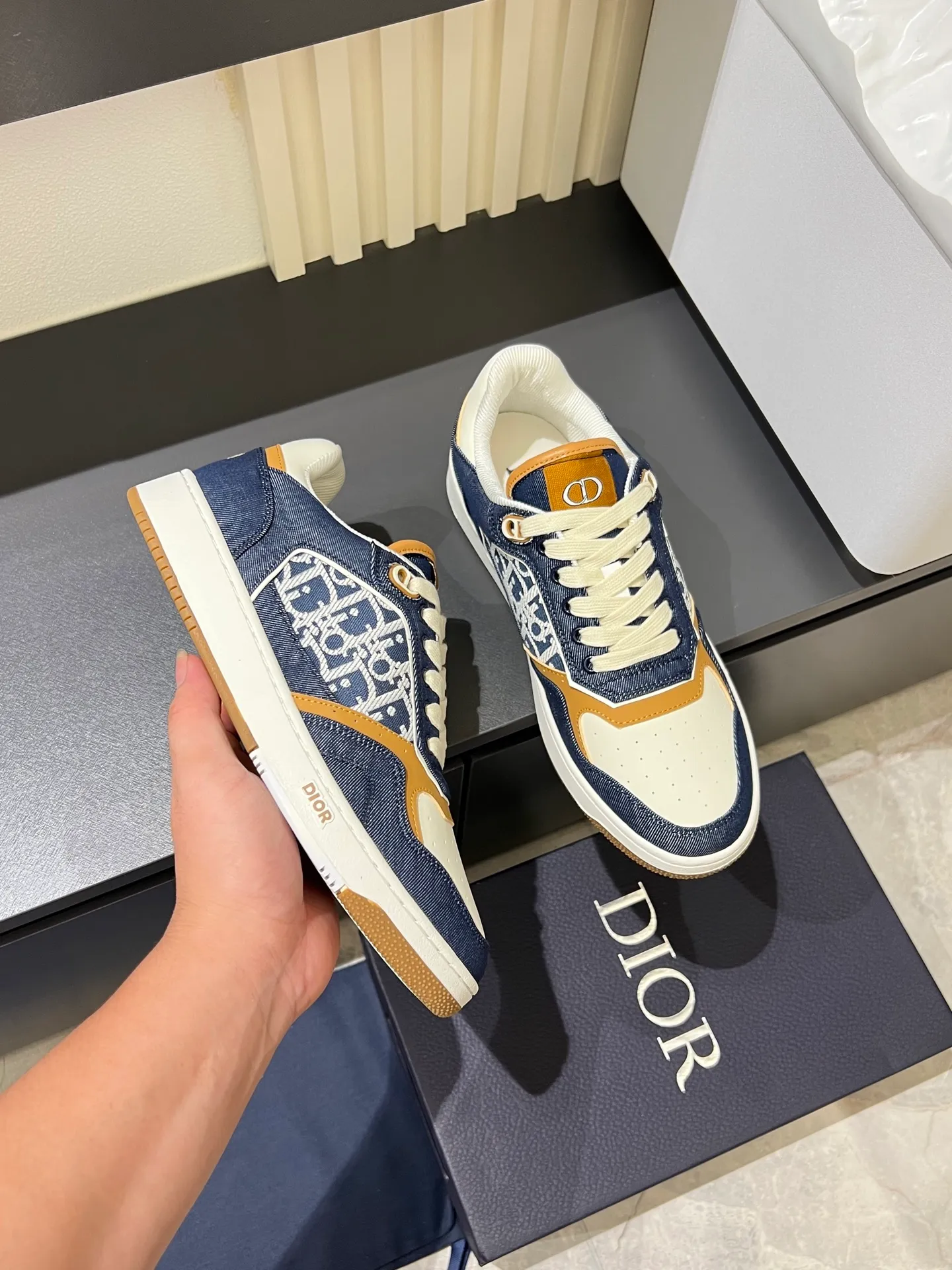 Men's shoes 💰p400 "Dio*" mid-top B27 casual sneakers. This B27 high-top sneaker is a new product in the series and continues Di*r's classic style. Crafted from gray and white smooth calf leather with beige and black Oblique print panels on the sides. The "CD Icon" shaped shoelace eyelets are clever and delicate, and the two-color rubber sole, rear collar and heel are all equipped with the brand's iconic details to enhance the style. Oblique printed straps at the ankle allow for an adjustable fit to complement the overall design. Fashionable and versatile, it can complement any look. Create an exquisite design with unique dynamic vitality and modern atmosphere, presented in low-top and high-top styles. This new must-have shoe adds a new dimension to Dior's archive heritage, embodying modern elegance. Purchase the original version and make it 1:1. If you need top quality, please come to me! Male 38-44!